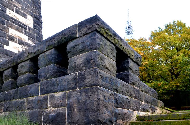 Datei:König-Albert-Denkmal Seite.jpg