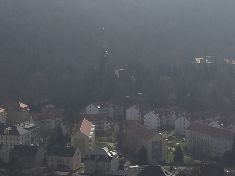 Datei:Kirche Hainsberg vom Backofenfelsen.jpg