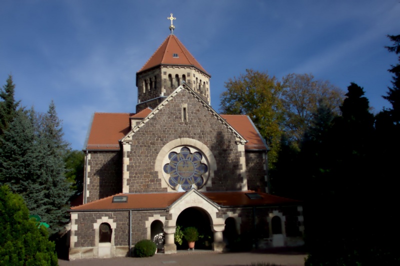 Datei:Johanniskapelle auf dem Deubener Friedhof.jpg