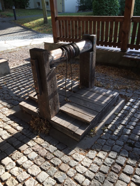 Datei:Seilwinde im Dathepark in Burgk.jpg